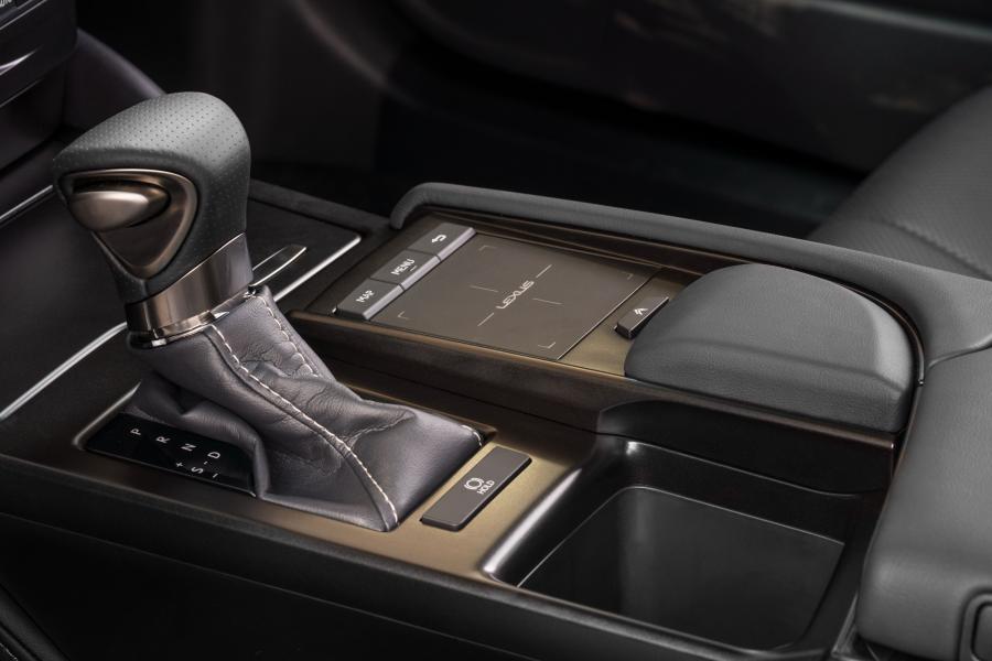 Детали интерьера Lexus ES350 F-Sport 2018 года  (NA) (фото 20 из 47)